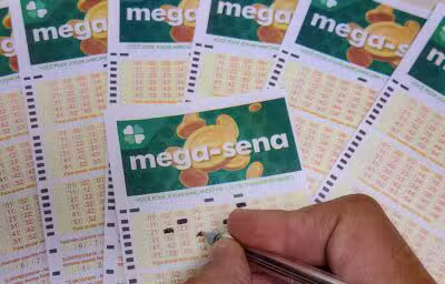 22/06/2023 - Brasília - Volantes da Mega Sena sendo preenchidos para apostas em casas lotéricas da Caixa. Foto: Rafa Neddermeyer/Agência Brasil