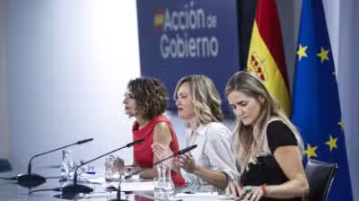 FOTODELDÍA MADRID, 02/09/2025.-La ministra Portavoz, Pilar Alegría, María Jesús Montero, vicepresidenta primera y ministra de Hacienda, y Sara Aagesen, vicepresidenta tercera y ministra para la Transición Ecológica y el Reto Demográfico, durante la rueda de prensa posterior al Consejo de Ministros, este martes en Madrid.-EFE/ Chema Moya
