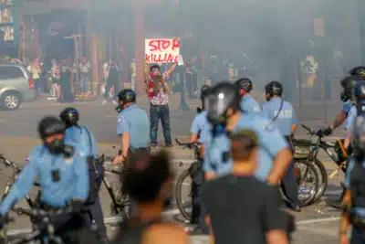 FBI demite agentes que ajoelharam em protestos após morte de George Floyd