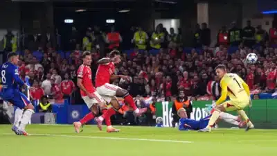 Richard Ríos erra gol crucial em clássico entre Benfica e Chelsea