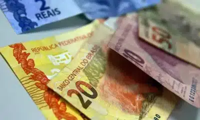 Juros futuros sobem com incertezas sobre governo dos EUA