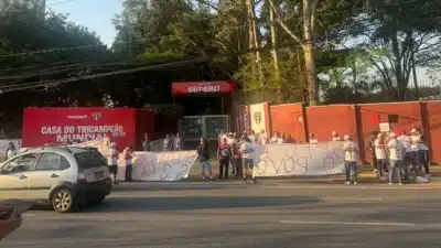 São Paulo protesta contra Casares e Belmonte com caixões na manifestação
