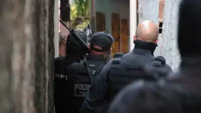 Homem preso em Salvador com submetralhadora de SP e drogas apreendidas