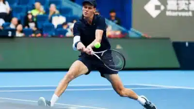 Jannik Sinner conquista China Open e chega à terceira final seguida
