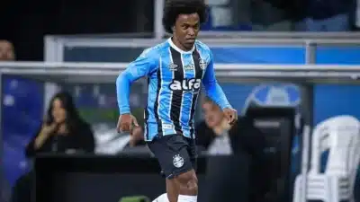 Willian deixa Grêmio lesionado e preocupa na derrota para o Vitória