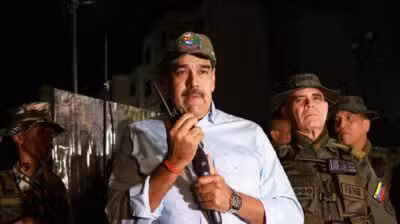 This handout picture released by the Venezuelan Presidency press office shows Venezuela's President Nicolas Maduro (L) speaking next to Venezuela's Defense Minister Vladimir Padrino (R) during a military deployment in Caribia town, outskirts of Caracas, on September 11, 2025. (Photo by Marcelo Garcia / Venezuelan Presidency / AFP) / RESTRICTED TO EDITORIAL USE - MANDATORY CREDIT 