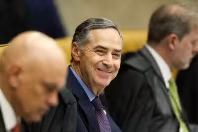 DF - STF/ROSA WEBER/APOSENTADORIA/BARROSO/CORREÇÃO - POLÍTICA - O ministro Luís Roberto Barroso (c) acompanha a última sessão presidida pela ministra Rosa Weber à frente do Supremo Tribunal Federal (STF), em Brasília (DF), nesta quarta-feira, 27 de setembro de 2023, para finalizar o julgamento do Marco Temporal. A partir da quinta, 28, ele assumirá a função. Na sessão presencial do plenário da Suprema Corte, deve ser realizada uma homenagem à magistrada, que se aposentará compulsoriamente na próxima segunda-feira, 2 de outubro, data na qual completa 75 anos de idade. 27/09/2023 - Foto: WILTON JUNIOR/ESTADÃO CONTEÚDO
