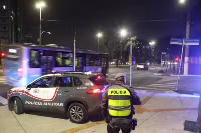 SP - SP/ATAQUE/ÔNIBUS/POLÍCIA/INVESTIGAÇÃO/CASOS/QUEDA - GERAL - Policiais militares reforçam a segurança na esquina da Av. Eng. Armando de Arruda Pereira com a R. Cel Luís de Faria e Sousa após atos de vandalismo contra ônibus, no Jabaquara, na zona sul de São Paulo, nesta sexta-feira, 4. Nesta quinta-feira, a Secretaria da Segurança Pública iniciou reforço de policiamento nos corredores, garagens e terminais de ônibus. Desde o dia 12 de junho, as operadoras já somam 247 ônibus vandalizados. 04/07/2025 - Foto: ALEX SILVA/ESTADÃO CONTEÚDO