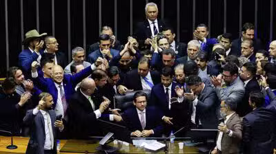 DF - BOLSONARO/STF/PRISÃO DOMICILIAR/OPOSIÇÃO/OBSTRUÇÃO - POLÍTICA - Após dois dias de obstrução protagonizada pela oposição na Câmara dos Deputados, o presidente da Casa, Hugo Motta (c), retoma a cadeira para abrir a sessão plenária proposta para a noite desta quarta-feira, 6, em Brasília. Houve resistência por parte dos bolsonaristas que, inicialmente, não queiram deixar o presidente iniciar os trabalhos. A sessão foi iniciada e encerrada após discurso de Motta que deu um recado aos oposicionistas: 
