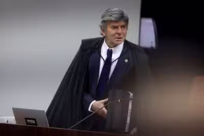 DF - BOLSONARO/STF/JULGAMENTO - POLÍTICA - O ministro do Supremo Tribunal Federal, Luiz Fux, durante julgamento contra o ex- presidente Jair Bolsonaro (PL) e mais sete réus por tentativa de golpe de Estado após as eleições de 2022, em Brasília, na manhã desta quarta-feira, 10 de setembro de 2025. Luiz Fux pediu a anulação do processo da trama golpista. Neste quarto dia de análise do caso, ele discorre sobre a competência da Primeira Turma para julgar o caso. O ministro sustenta que ocupantes de cargos mais elevados e maior relevância do País deveriam ser julgados pelo plenário da Suprema Corte. 10/09/2025 - Foto: WILTON JUNIOR/ESTADÃO CONTEÚDO