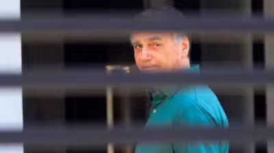 DF - BOLSONATO/STF/JULGAMENTO/CONDENAÇÃO/27 ANOS - POLÍTICA - **RECORTE ALTERNATIVO** O ex-presidente, Jair Bolsonaro, fez uma aparição de cerca de 20 minutos nesta quinta- feira, 11 de setembro de 2025, em frente à casa onde ele cumpre prisão domiciliar, em Brasília (DF). A Primeira Turma do Supremo Tribunal Federal fixou hoje a pena de Bolsonaro, condenado por tentar dar um golpe de Estado após perder as eleições 2022, em 27 anos e três meses em regime inicial fechado - 24 anos e nove meses de reclusão e 2 anos e seis meses de detenção, com 124 dias-multa (equivalente a dois salários mínimos). Os ministros seguiram o voto do relator Alexandre de Moraes. 11/09/2025 - Foto: WILTON JUNIOR/ESTADÃO CONTEÚDO