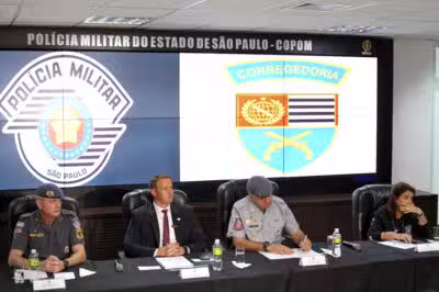 SP - DELATOR/PCC/EXECUÇÃO/OPERAÇÃO PRODOTES - GERAL - Coletiva de imprensa com o secretário da Segurança Pública de São Paulo, Guilherme Derrite (2ºe/d), e demais autoridades da secretaria sobre o assassinato do delator do PCC, Antonio Vinicius Lopes Gritzbach, na sede do Centro de Operações da Polícia Militar (Copom), no bairro da Luz, zona central da capital paulista, nesta quinta-feira, 16 de janeiro de 2025. Derrite afirmou nesta quinta-feira, 16, que o próximo passo da Força-Tarefa das polícias é descobrir quem mandou matar Antonio Vinicius Lopes Gritzbach. Nesta manhã, operação da Corregedoria prendeu um policial militar apontado como autor dos disparos que mataram Gritzbach, além de 14 policiais que atuavam ilegalmente na escolta do delator. O secretário afirmou que as investigações são sigilosas e que as identidades não serão reveladas. 16/01/2025 - Foto: RAUL LUCIANO/ATO PRESS/ESTADÃO CONTEÚDO