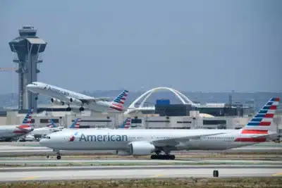 Avião aborta decolagem e evita acidente em Los Angeles
