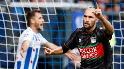Bas Dost anuncia aposentadoria após parada cardíaca em jogo da Holanda