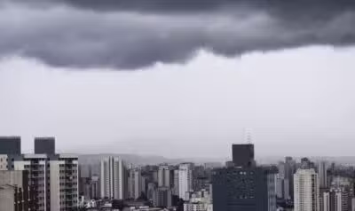 SP - NUBLADO/SP - GERAL - Climatempo. Céu encoberto, com muitas nuvens na Zona Oeste, na tarde desta terça-feira (04). Cidade entra em alerta novamente na espera de chuva forte e tempestade. 04/02/2025 - Foto: DANIEL CYMBALISTA/FOTOARENA/FOTOARENA/ESTADÃO CONTEÚDO