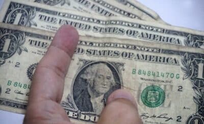 Dólar dispara acima de R$ 5,35 com dados fortes dos EUA; Ibovespa cai com venda de ativos