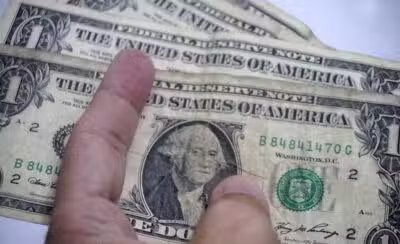 Dólar dispara acima de R$ 5,35 com dados fortes dos EUA; Ibovespa cai com venda de ativos