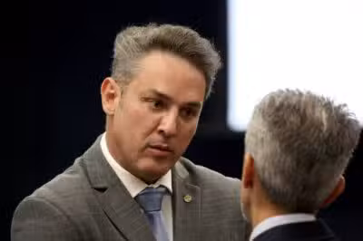 DF - BOLSONARO/STF/JULGAMENTO - POLÍTICA - O deputado federal Luciano Lorenzini Zucco (PL) durante o julgamento da ação penal sobre a tentativa de golpe de Estado, que pode condenar o ex-presidente Jair Bolsonaro (PL) e outros sete réus, que incluem seus ex- auxiliares e militares de alta patente, em Brasília, na manhã desta terça-feira, 09 de setembro de 2025. A sessão, que vai das 9h às 19h, começa com o voto do relator, Alexandre de Moraes. 09/09/2025 - Foto: FáTIMA MEIRA/ENQUADRAR/ESTADÃO CONTEÚDO