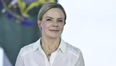 DF - LULA/SANCIONA CARNAVAL EM DIA DE TARIFAÇO - POLÍTICA - Foto, Gleisi Hoffmann Ministro de Secretaria de Relações Institucionais. Nesta quarta (6) o Presidente Lula da Silva, participa da Sanção dos Projetos, que reconhece o Carnaval do Município do Rio de Janeiro como manifestação da cultura nacional, e que institui o Dia Nacional da Axé-Music. A sanção ocorre no dia do inicio do tarifaço americano no Brasil. 06/08/2025 - Foto: TON MOLINA/FOTOARENA/FOTOARENA/ESTADÃO CONTEÚDO