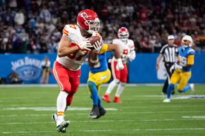 SP - NFL BRASIL/CHARGERS CHIEFS - INTERNACIONAL - A partida entre Los Angeles Chargers e Kansas City Chiefs abre a temporada de 2025-26 da NFL, marcando a segunda vez que a liga desembarca no Brasil. O jogo acontece na noite desta sexta-feira (05) na Neo Química Arena em São Paulo, SP. Na foto Travis Kelce (Chiefs) recebe passe e corre para marcar touchdown. 05/09/2025 - Foto: RODILEI MORAIS/FOTOARENA/FOTOARENA/ESTADÃO CONTEÚDO