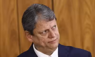 Tarcísio enfrenta críticas internas após não declarar candidatura, revela aliado
