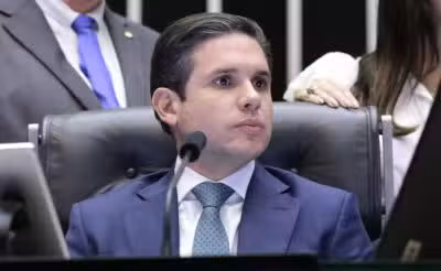 Motta anuncia votação da isenção do IR em 1º de outubro, desafiando impasse no Congresso