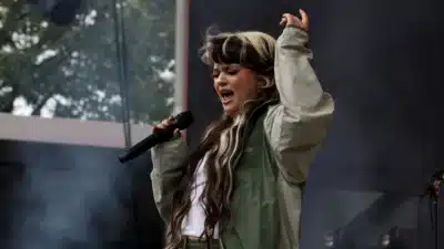 Lola Young desmaia no palco em festival de Nova York (vídeo)