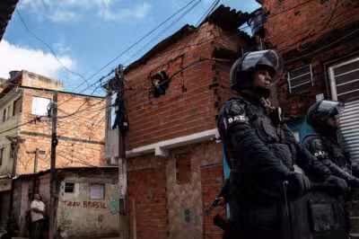SP - FAVELA DO MOINHO/SP/REMOÇÃO - GERAL - Integrantes da Polícia Militar realizam ação de apoio à Companhia de Desenvolvimento Habitacional e Urbano (CDHU) durante operação para demolição de casas na Favela do Moinho, no bairro de Campos Elíseos, região central de São Paulo, nesta quarta-feira, 14. A ação de remoção dos moradores gerou protestos, resultando em confronto com a polícia nos últimos dias. 20/07/2012 - Foto: BIA BORGES/O FOTOGRÁFICO/ESTADÃO CONTEÚDO