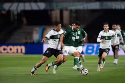 PR - SÉRIE B/CORITIBA X GOIÁS - ESPORTES - Lance da partida entre as equipes do Coritiba e do Goiás, válida pela 26ª rodada do Campeonato Brasileiro de Futebol Série B 2025, disputada no Estádio Couto Pereira, em Curitiba (PR), nesta sexta-feira, 12 de setembro de 2025. 12/09/2025 - Foto: EDUARDO SOMER/PERA PHOTO PRESS/ESTADÃO CONTEÚDO