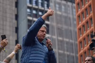 SP - MANIFESTAÇÃO/ATOS/7 DE SETEMBRO/SP/APOIADORES/BOLSONARO/ANISTIA - POLÍTICA - O governador de São Paulo, Tarcísio de Freitas (Republicanos), discursa durante ato na Avenida Paulista, em São Paulo, neste domingo (7), em defesa da anistia ao ex-presidente Jair Bolsonaro (PL) e aos envolvidos nos atos do dia 8 de janeiro de 2023 na Praça dos Três Poderes. Tarcísio atacou o ministro Alexandre de Moraes, do Supremo Tribunal Federal (STF). Disse que Moraes impõe uma 
