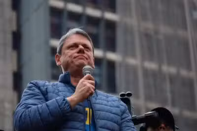 SP - MANIFESTAÇÃO/ATOS/7 DE SETEMBRO/SP/APOIADORES/BOLSONARO/ANISTIA - POLÍTICA - O governador de São Paulo, Tarcísio de Freitas (Republicanos), discursa durante ato na Avenida Paulista, em São Paulo, neste domingo (7), em defesa da anistia ao ex-presidente Jair Bolsonaro (PL) e aos envolvidos nos atos do dia 8 de janeiro de 2023 na Praça dos Três Poderes. Tarcísio atacou o ministro Alexandre de Moraes, do Supremo Tribunal Federal (STF). Disse que Moraes impõe uma 
