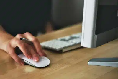 Dispositivos gravam senhas? 7 sinais e como proteger seus dados pessoais