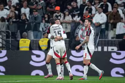 Flamengo surpreende, vence Corinthians de virada em Itaquera e lidera o Brasileirão