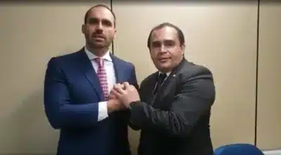 Delegado Marcelo de Freitas chama atenção em vídeo ao lado do filho de Bolsonaro; PT questiona atuação de Eduardo no exterior