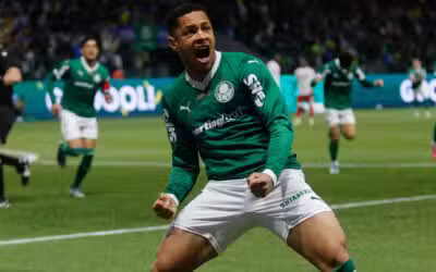 SP - BRASILEIRÃO/PALMEIRAS X INTERNACIONAL - ESPORTES - Vitor Roque faz gol para o Palmeiras na partida contra o Internacional, válida pela 23° rodada do Campeonato Brasileiro 2025, realizado no estádio Allianz Parque, na zona oeste de São Paulo, neste sábado (13). 13/09/2025 - Foto: LUIS MOURA/WPP/ESTADÃO CONTEÚDO