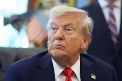 Trump avalia incentivos financeiros para jovens deixarem os EUA