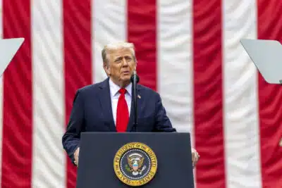 Trump acusa governador e prefeito de Illinois de crimes por obstruir ICE Trump acusa governador e prefeito de Illinois de crimes por obstruir ICE