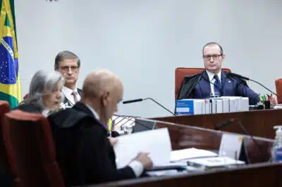 Moraes critica defesas de Martins e Câmara por atraso nas alegações ao STF