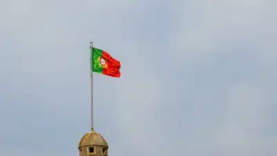 Portugal enfrenta desafios demográficos e econômicos, com imigração sendo vista como solução