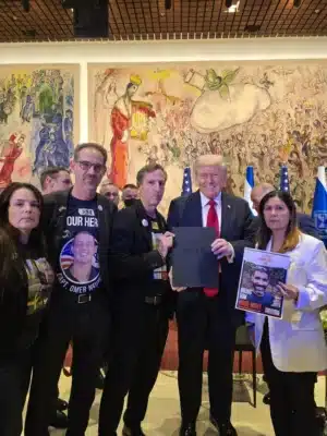 Trump se reúne com familiares de reféns antes de discurso em Israel