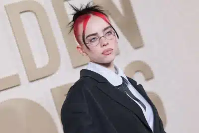 Billie Eilish cai após interação inusitada com fã em Miami – vídeo