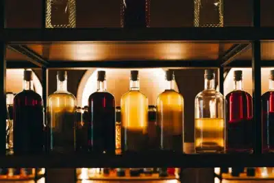 Surto de metanol: Falhas na lei de reciclagem favorecem falsificação de bebidas, alerta Abrabe