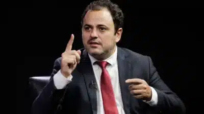 Glauber Musse questiona encontros de Paes com Malafaia e Aécio