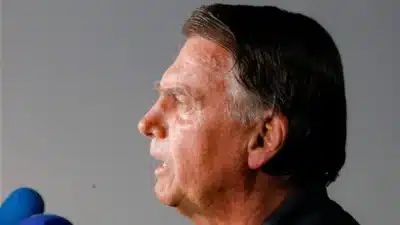 Bolsonaro pede autorização para encontros de Michelle com grupo de orações