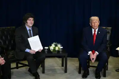 Milei e Trump selam apoio financeiro em encontro crucial para reformas Milei e Trump selam apoio financeiro em encontro crucial para reformas