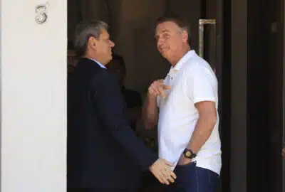Bolsonaro impõe Michelle como vice em apoio a Tarcísio para 2026, dizem fontes