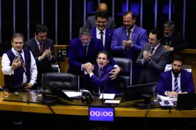 Deputados aprovam isenção de IR em decisão controversa e populista