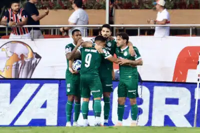 Palmeiras surpreende São Paulo em clássico e tem atuação polêmica do árbitro