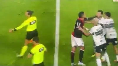 Edson atinge Zeca após expulsão em Coritiba x Botafogo-SP