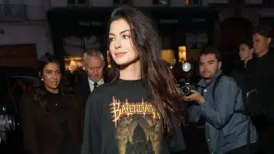 Anne Hathaway escolhe look ousado em desfile da Balenciaga em Paris